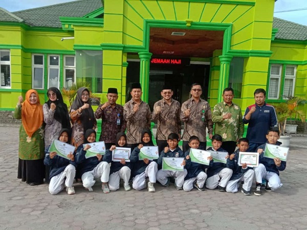 Kakankemenag Wahdi Serahkan Sertifikat dan Uang Saku Bagi Siswa Madrasah Peraih Medali Ajang Karate