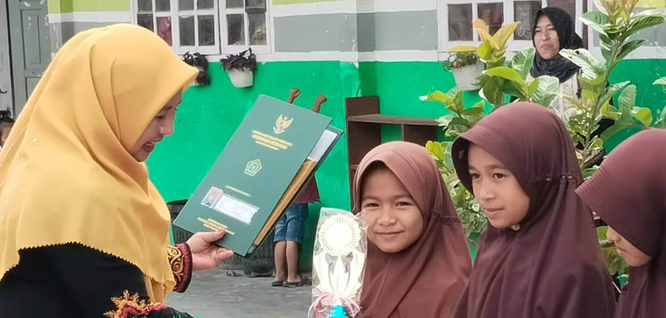 Pembagian Rapor Semester Genap MIN 2 Bener Meriah